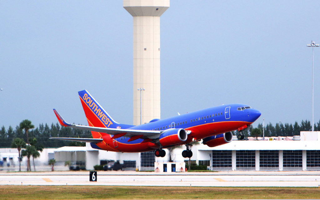 GD8RP0 Palm Beach, Florida, USA. 12th July, 2016. SCOTT KEELER | Times. A Southwest Airlines Boeing 727 takes off to the east at the Palm Beach International Airport, West Palm Beach, 7/12/16. US Presidential candidate Donald Trump who owns the historic Mar-a-Lago estate and club in Palm Beach has fought with Palm Beach County officials about jet noise from airplanes flying over his property. © Scott Keeler/Tampa Bay Times/ZUMA Wire/Alamy Live News